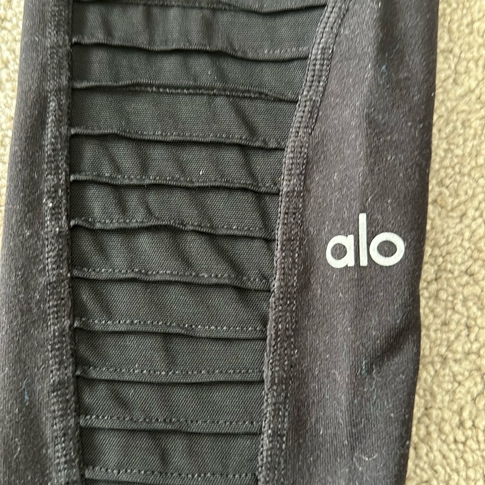 Alo-yoga black yoga leggings, moto style